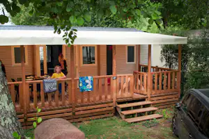 Camping la Lenotte - Mobilheim mit Terrasse auf dem Campingplatz
