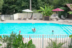 Camping la Lenotte - Pool im Freien mit Liegestühlen und Sonnenschirmen