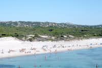 Camping La Liccia  - Blick auf den Strand vom Campingplatz am Mittelmeer auf Sardinien