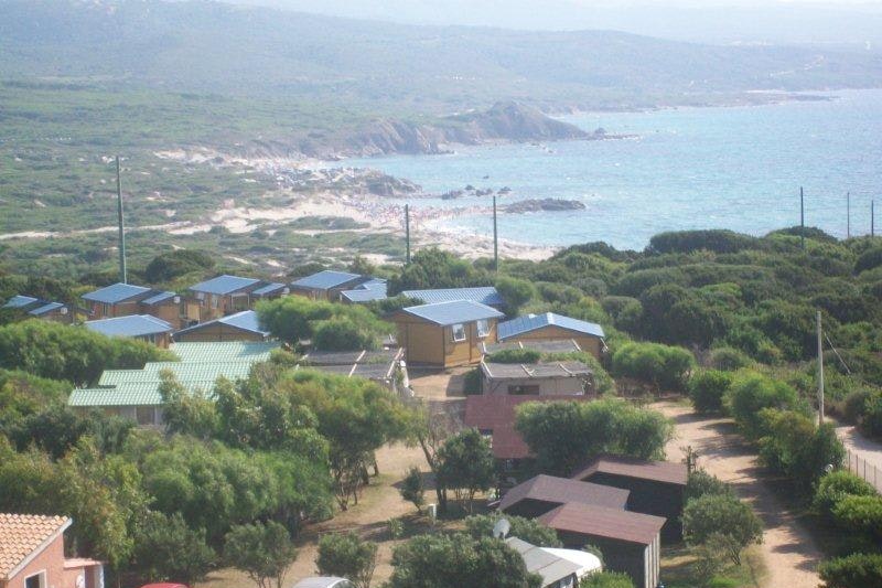 Camping La Liccia - Blick auf Mobilheime und die Küste im Hintergrund