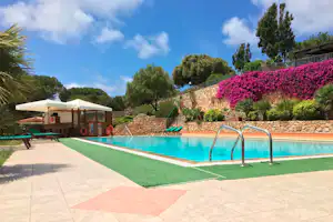 Camping La Liccia - Swimmingpool mit kleiner Bar und Liegestühlen