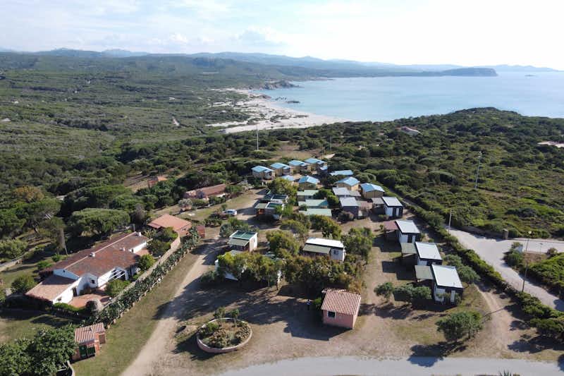 Camping La Liccia - Vogelperspektive auf das Campingpltzgelände mit Mobilheimen und die Küste im Hintergrund
