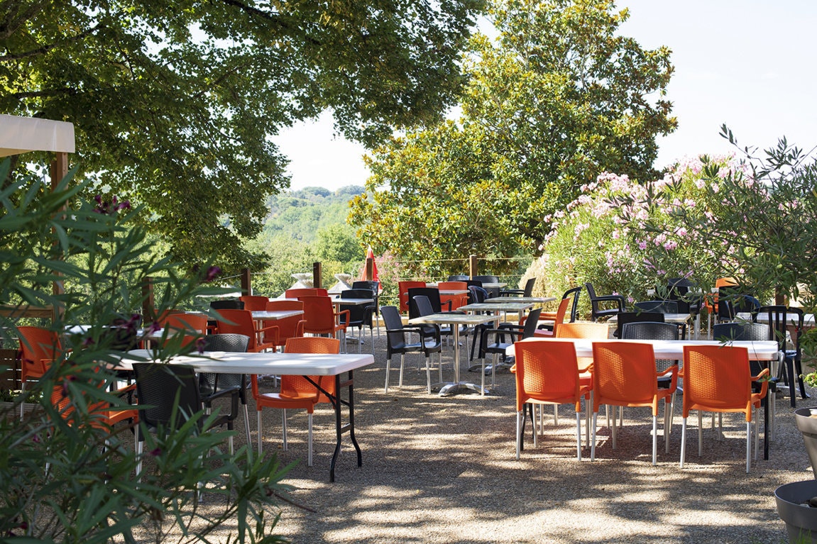 Camping Linotte  Camping la Linotte  - Restaurant mit Terrasse auf dem Campingplatz