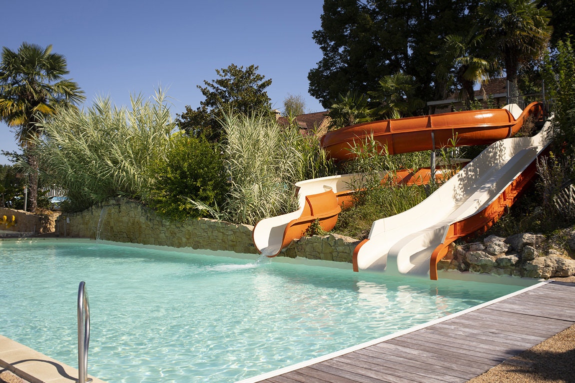 Camping Linotte  Camping la Linotte - Rutschen im Freibad des Campingplatzes