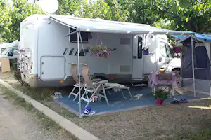 Camping La Llosa - Wohnmobilstellplätze auf dem Campingplatz