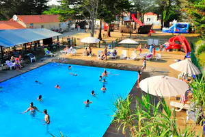 Camping La Madrague - Gäste des Campingplatzes im Poolbereich