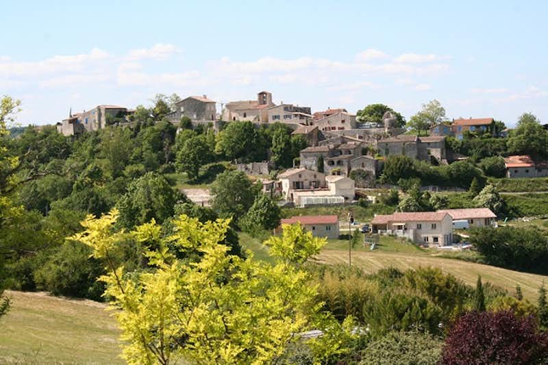 Camping La Magerie - Blick auf ein kleines Dorf in den Hügeln 