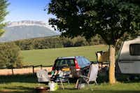 Camping La Magerie - Gast auf einem Liegestuhl mit Bergblick