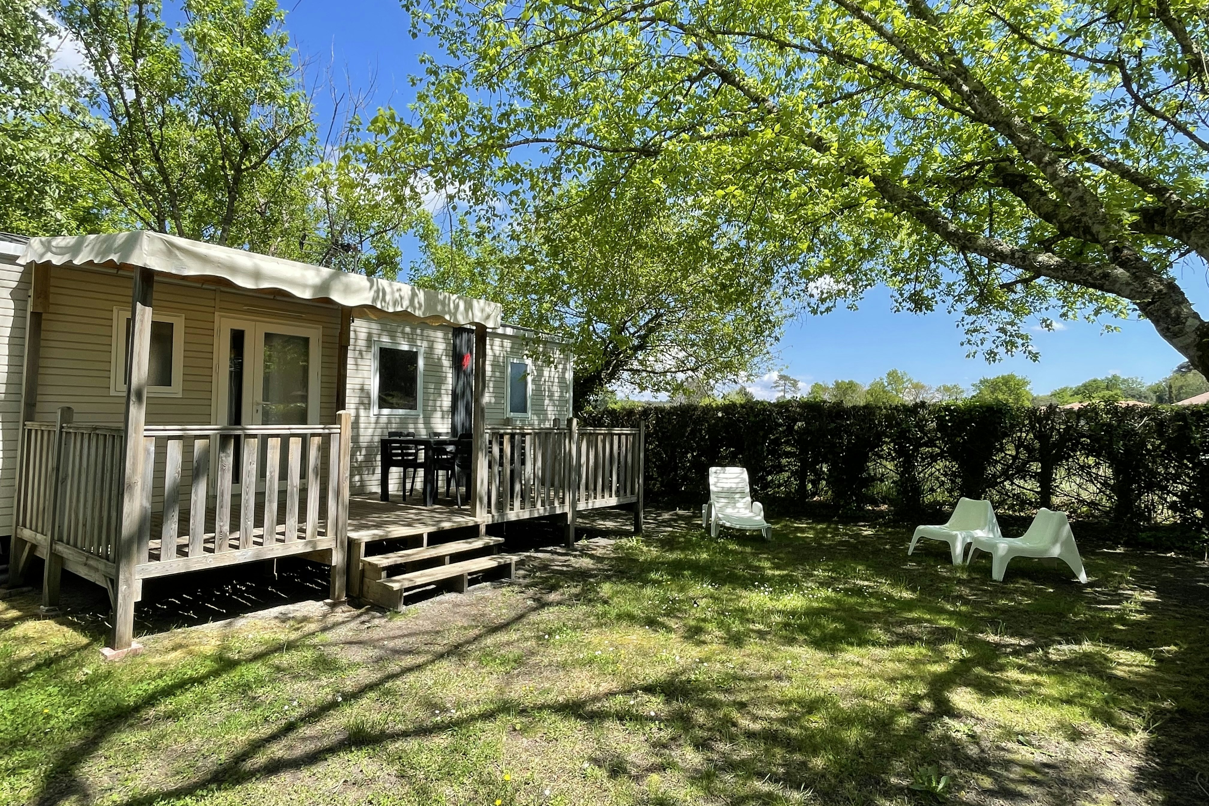 Camping La Maïade, Ushuaïa Villages  - Mobilheim mit Terrasse auf dem Campingplatz