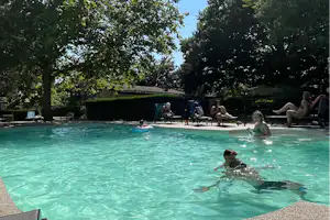 Camping La Maïade, Ushuaïa Villages - Pool im Freien auf dem Campingplatz