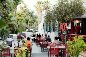 Camping La Marende - Außenbereich vom Restaurant im Grünen auf dem Gelände vom Campingplatz