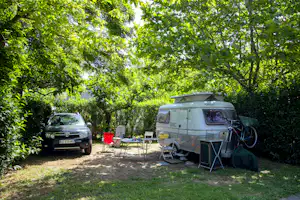 Camping La Marende - Stellplatz für Wohnwagen zwischen den Bäumen auf dem Campingplatz