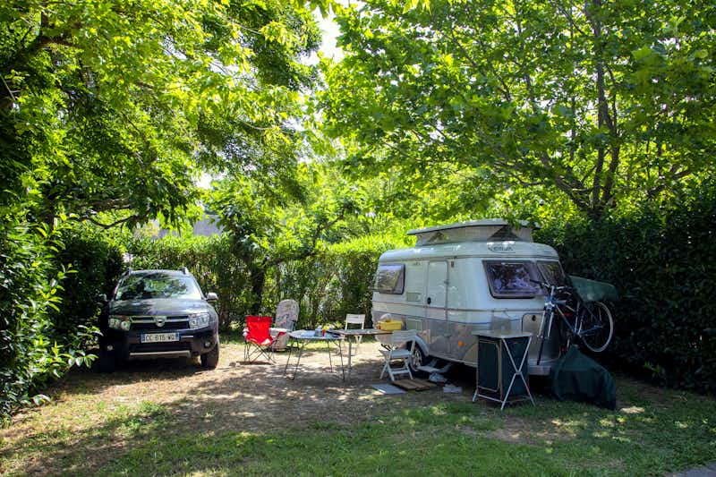 Camping La Marende - Stellplatz für Wohnwagen zwischen den Bäumen auf dem Campingplatz