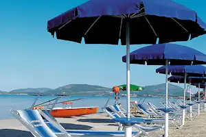 Camping La Mariposa - - Strand mit Liegestühlen und Sonnenschirmen auf dem Campingplatz