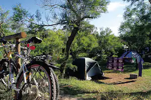 Camping La Mariposa - Stellplätze im Schatten der Bäume auf dem Campingplatz