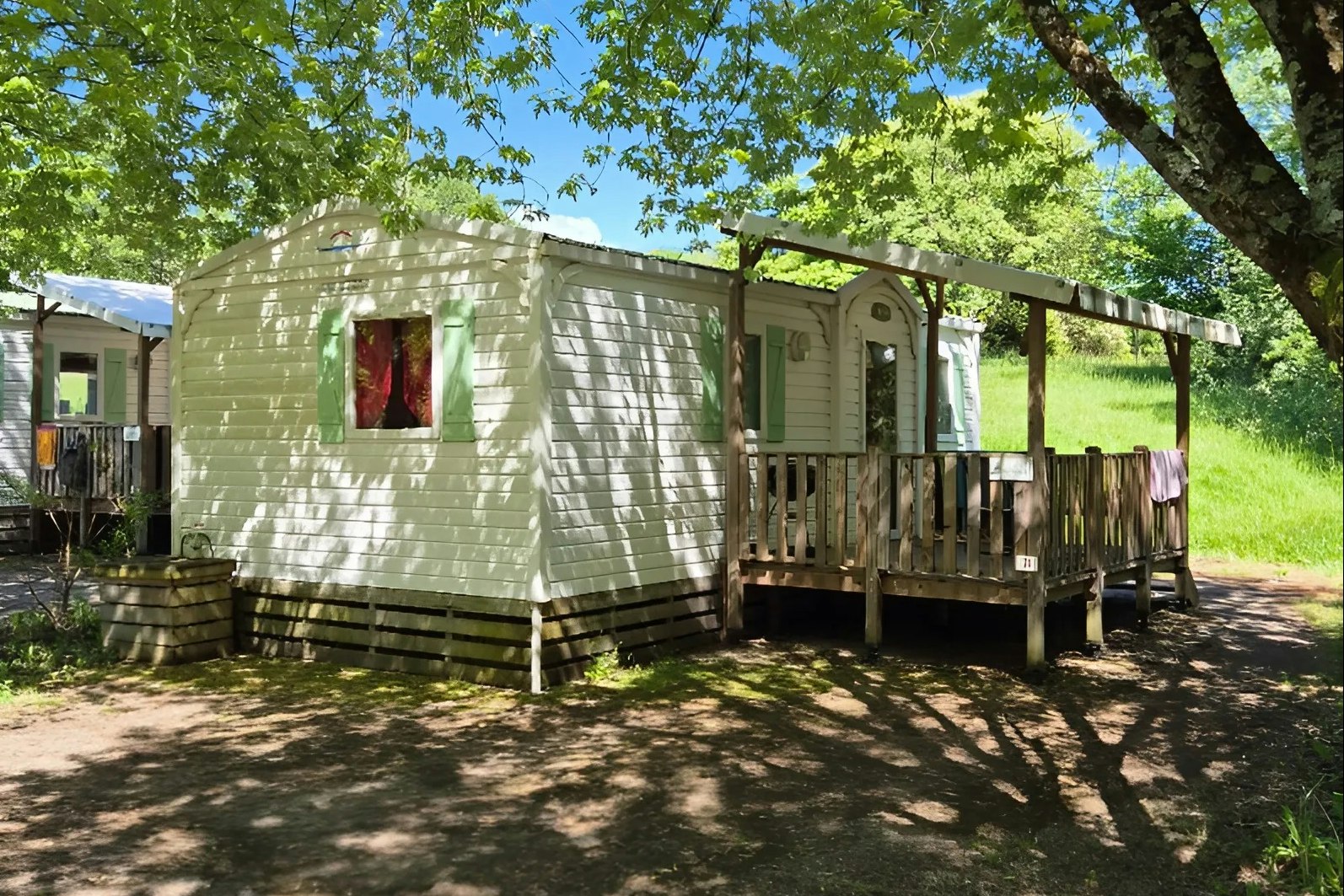 Camping La Marjorie - Mobilheim im Schatten der Bäume