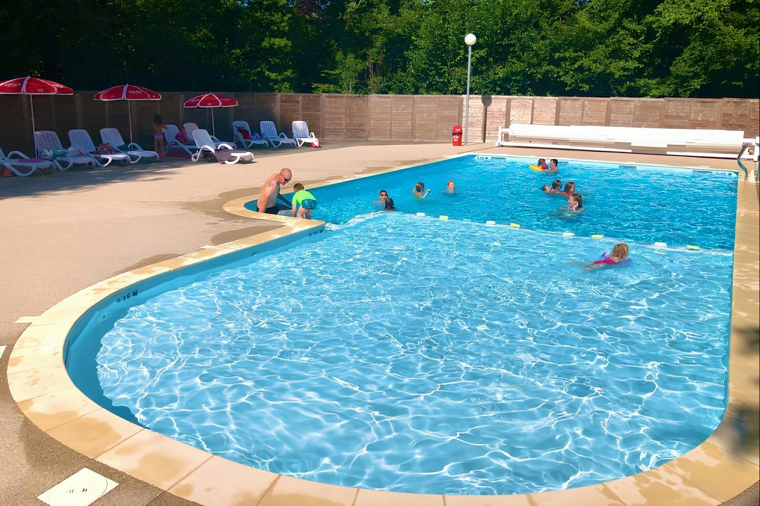 Camping La Marjorie - Pool mit Kinderbereich und Sonnenliegen