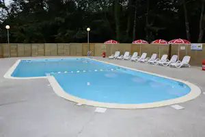 Camping La Marjorie - Pool mit Liegestühlen und Sonnenschirmen auf dem Campingplatz
