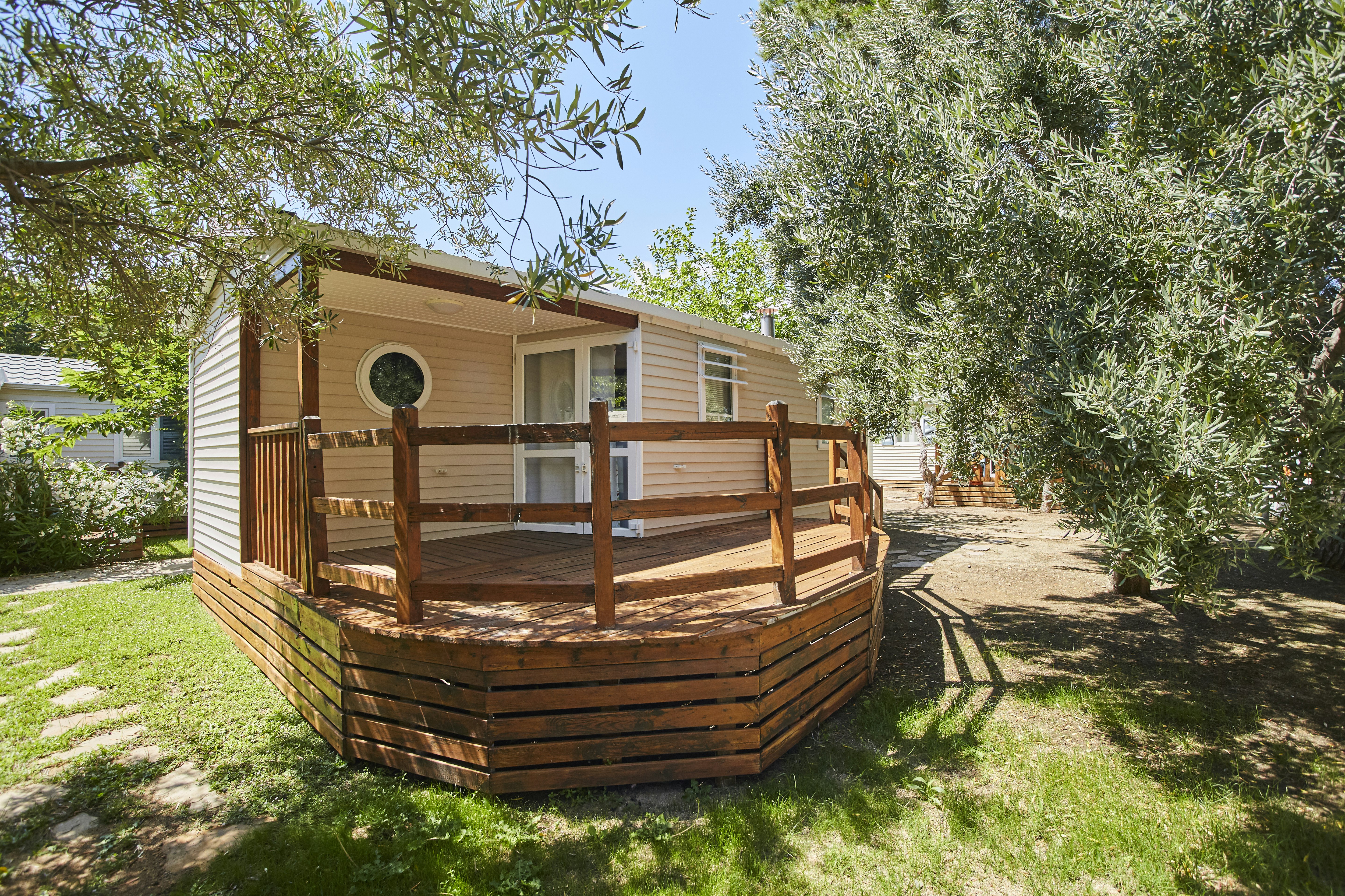 Alannia Costa Dorada - Mobilheim mit Terrasse auf dem Campingplatz