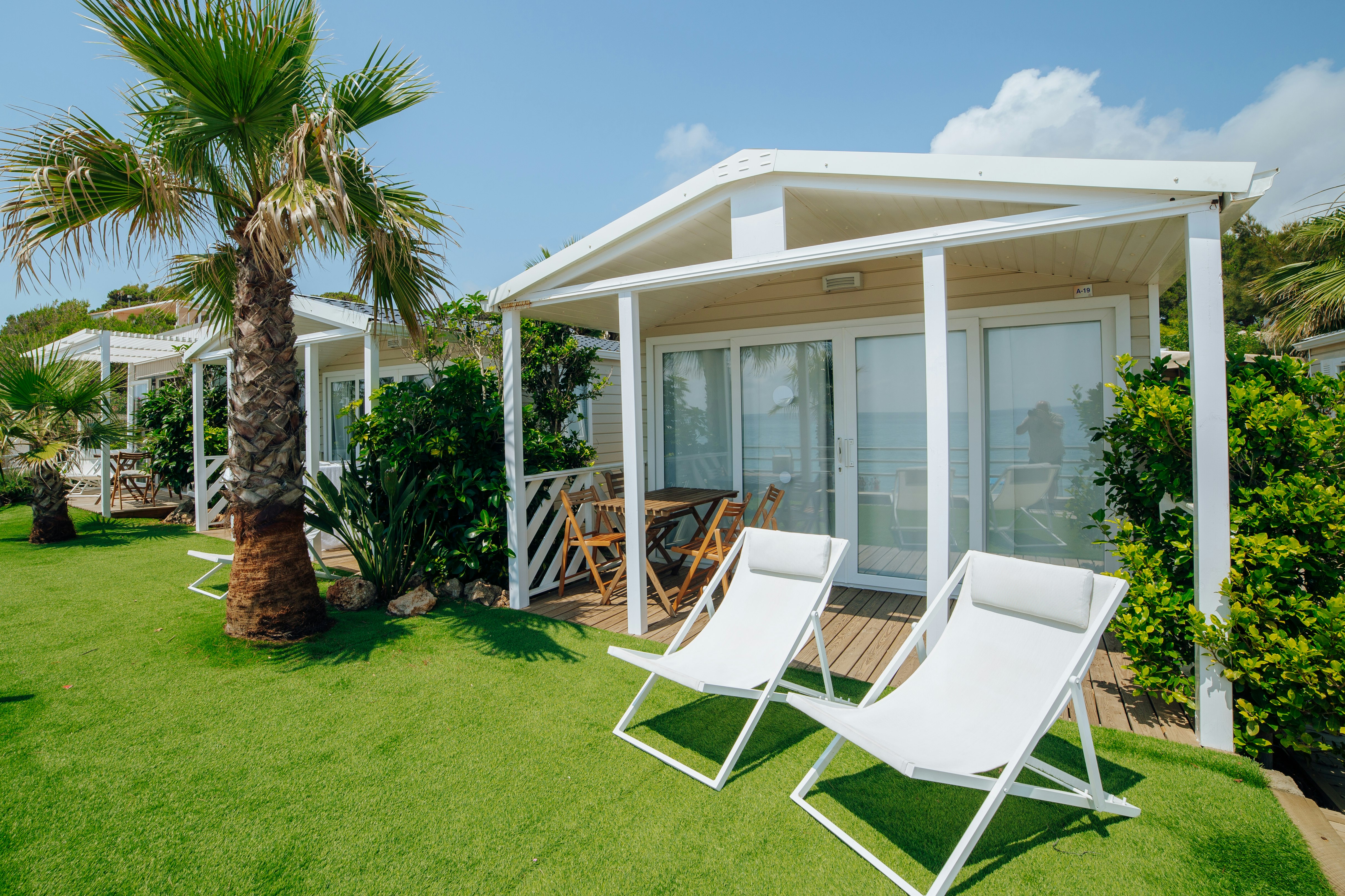 Alannia Costa Dorada - Mobilheim mit Terrasse auf dem Campingplatz