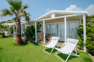 Alannia Costa Dorada - Mobilheim mit Terrasse auf dem Campingplatz