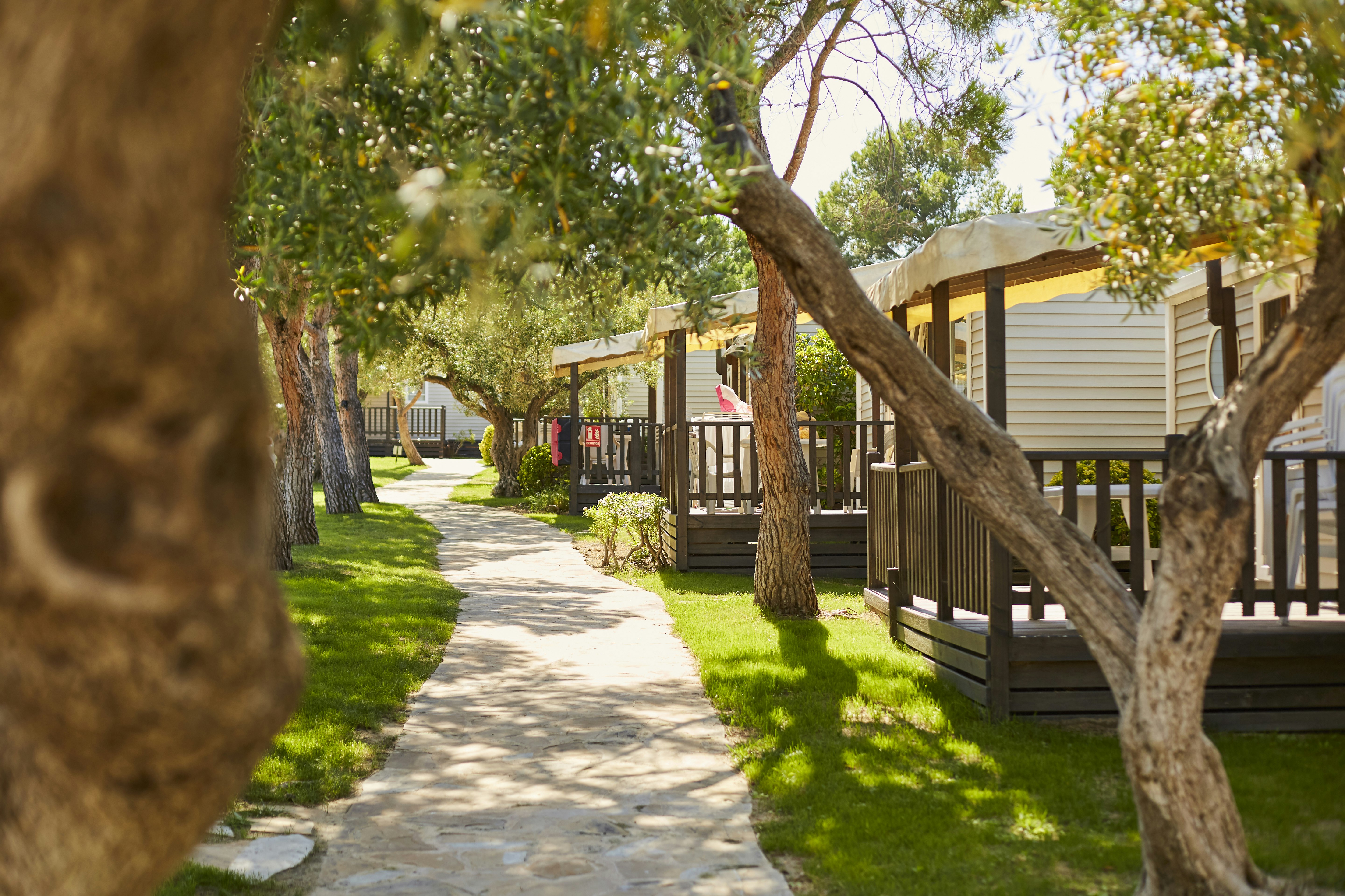 Alannia Costa Dorada - Mobilheime mit Terrasse auf dem Campingplatz