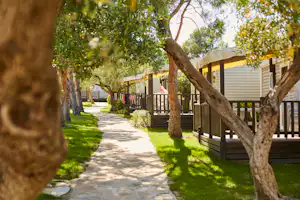 Alannia Costa Dorada - Mobilheime mit Terrasse auf dem Campingplatz