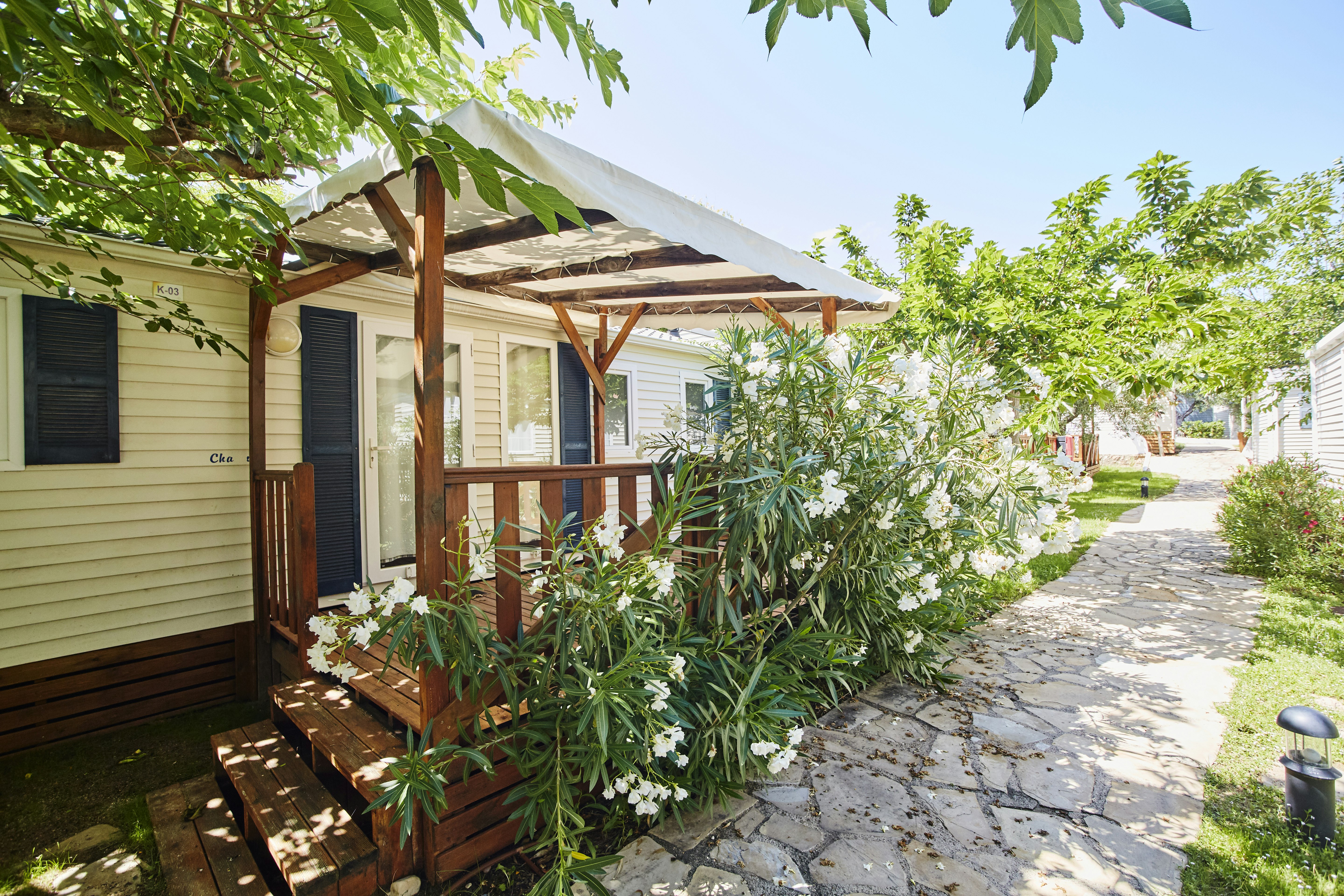 Alannia Costa Dorada - Mobilheime mit Terrasse auf dem Campingplatz