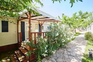 Alannia Costa Dorada - Mobilheime mit Terrasse auf dem Campingplatz
