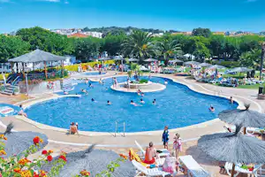 Camping La Masia - Gäste liegen am Pool in der Sonne