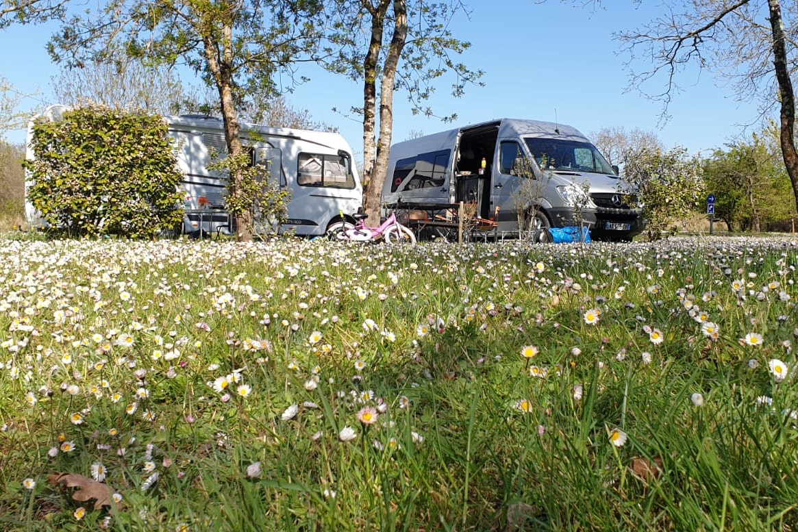 Camping Le Transat - Wohnmobil- und Wohnwagenstandplätze auf der Wiese