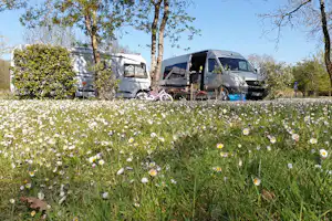 Camping Le Transat - Wohnmobil- und Wohnwagenstandplätze auf der Wiese