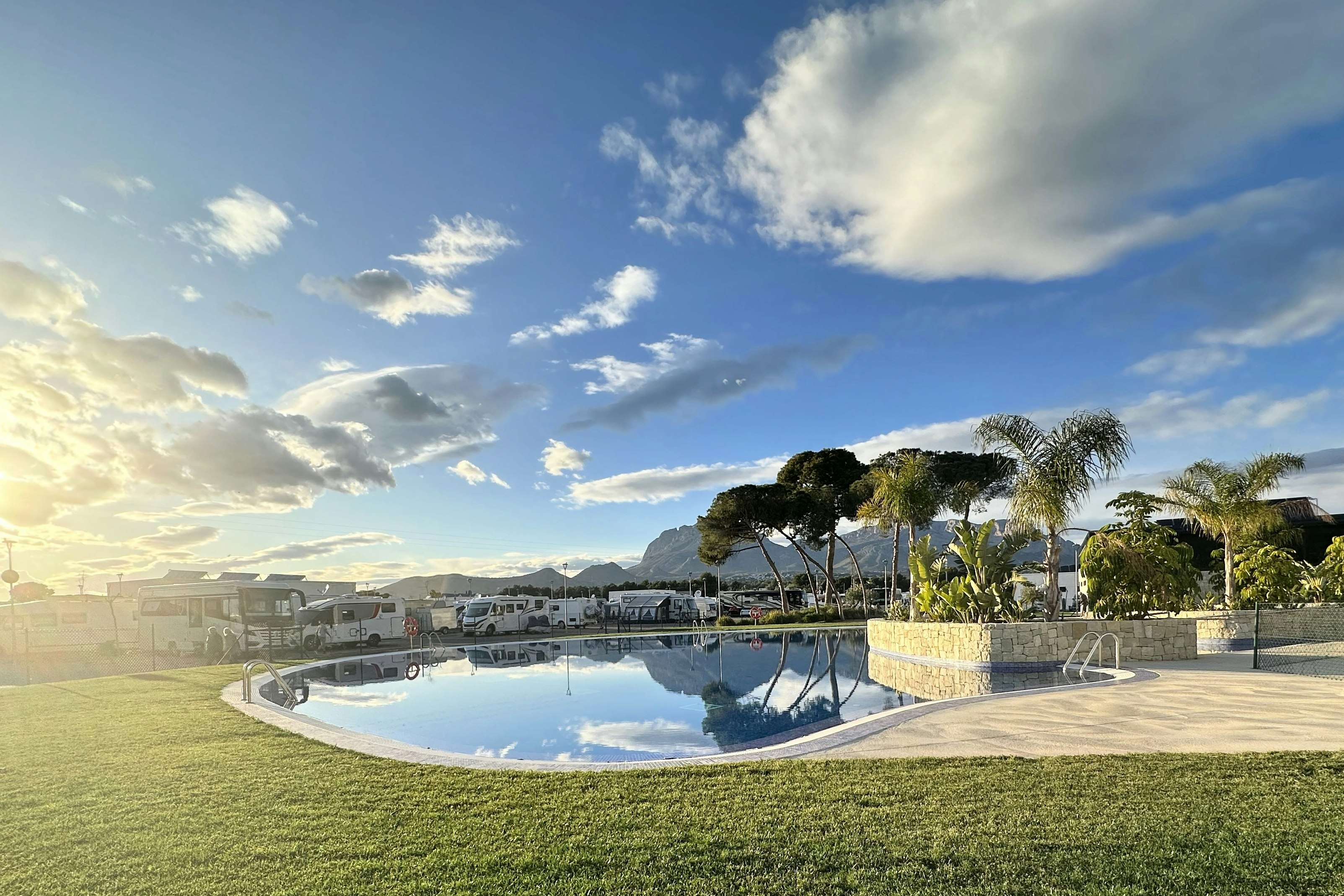 Camping La Media Legua - Blick auf das Freibad des Campingplatzes