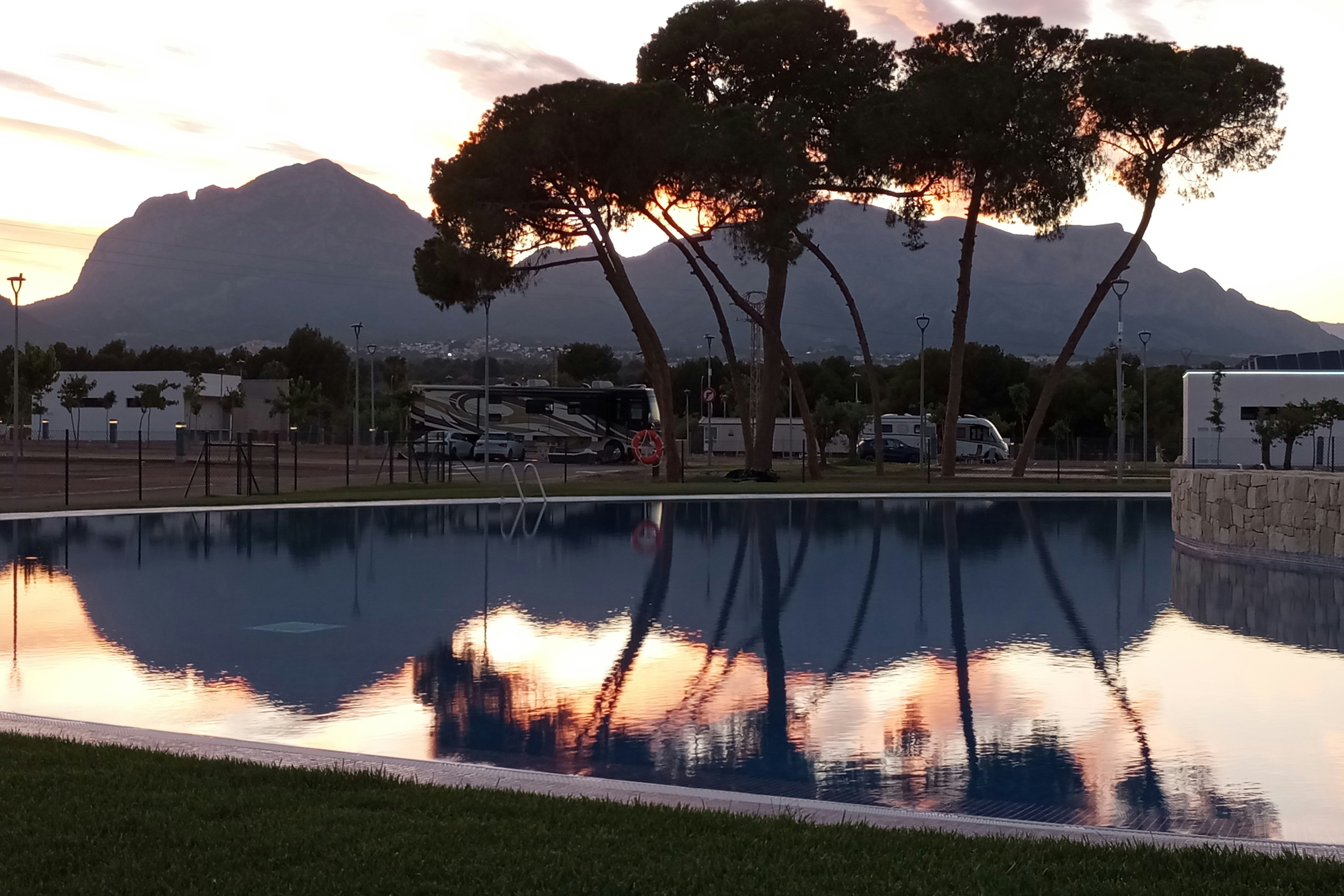 Camping La Media Legua - Blick auf den Pool am Abend