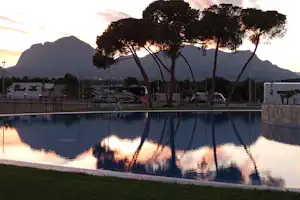 Camping La Media Legua - Blick auf den Pool am Abend