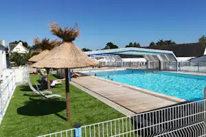 Camping La Mer Blanche - Pool vom Campingplatz mit Sonnenschirmen und Liegestühlen auf grüner Wiese