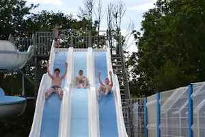 Camping La Mer Blanche - Kinder auf der Wasserrutsche vom Campingplatz