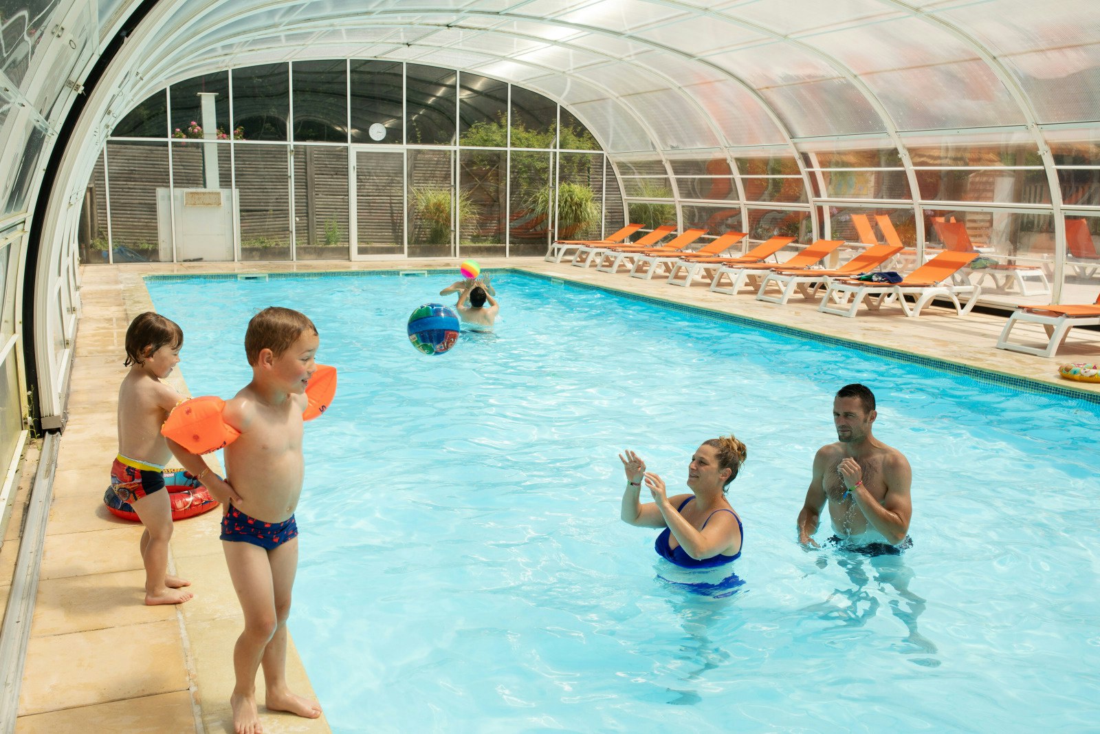 Camping La Mignardière - Überdachter Pool auf dem Campingplatz