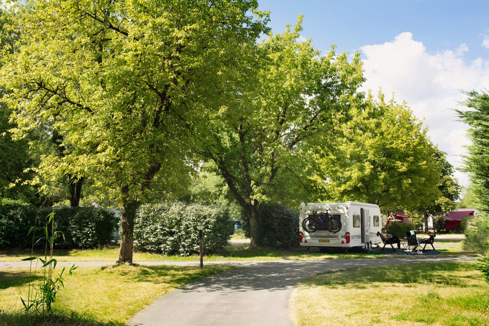 Camping La Mignardière - Standplätze im Grünen auf dem Campingplatz