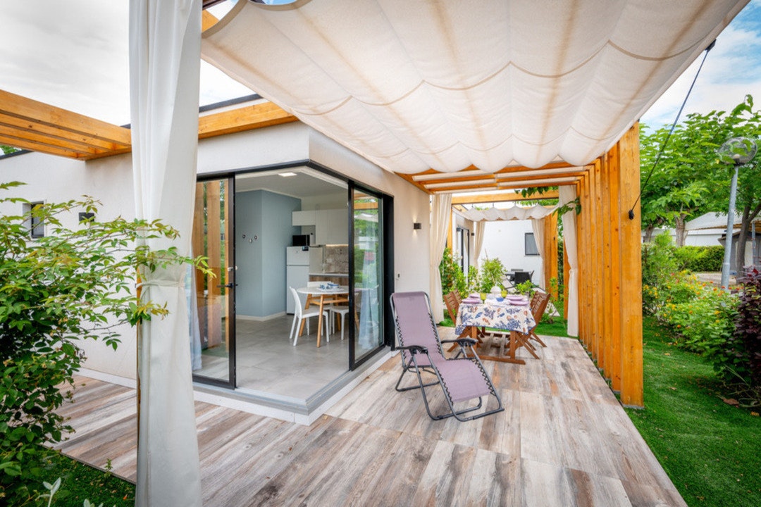 Camping La Mimosa  - Mobilheim mit Terrasse auf dem Campingplatz