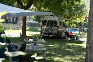 Camping La Mola - Standplätze im Grünen auf dem Campingplatz