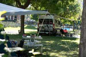 Camping La Mola - Standplätze im Grünen auf dem Campingplatz