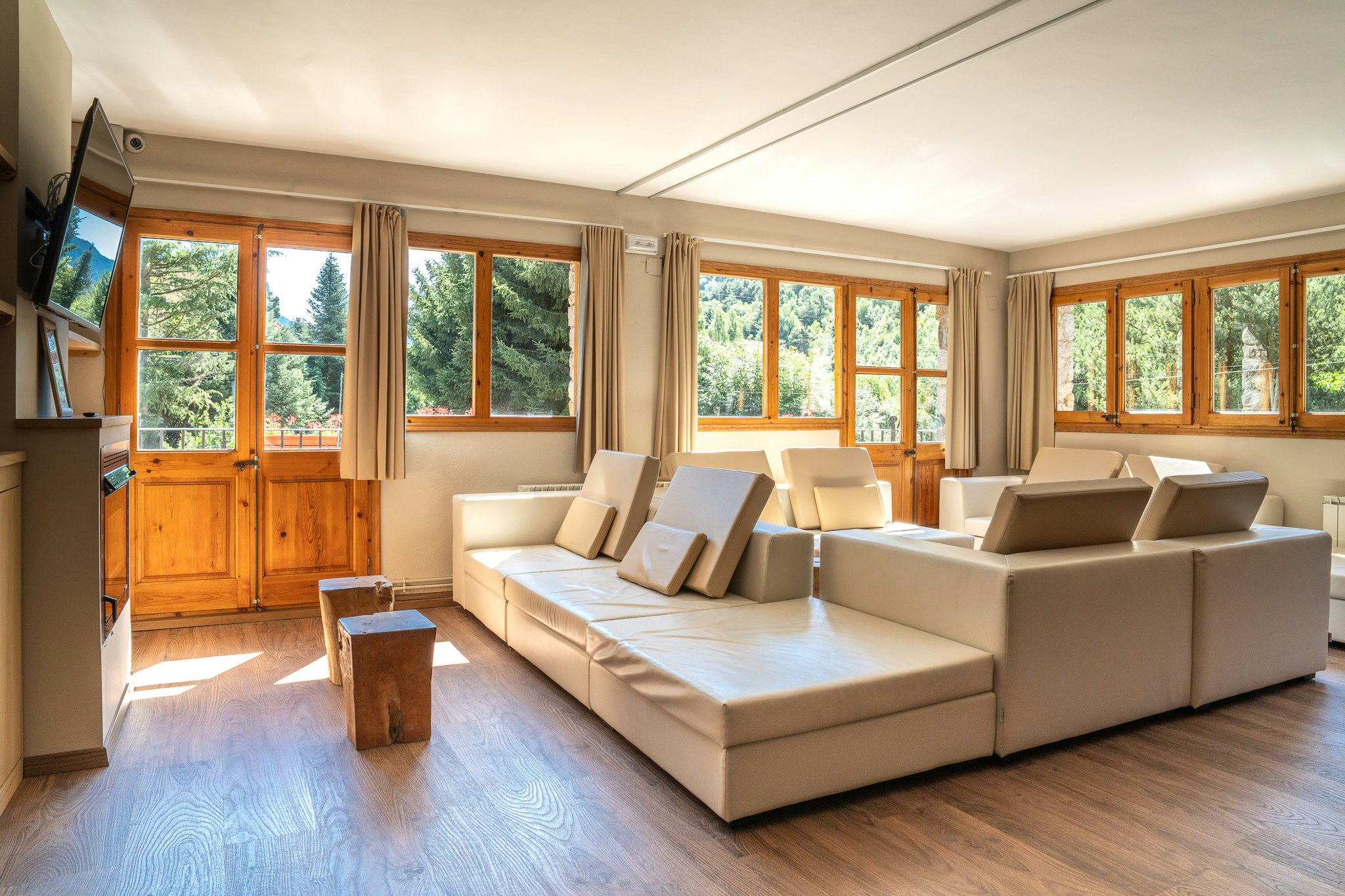 Camping La Mola - Innenansicht Wohnzimmer mit Sofa und Fernsehr