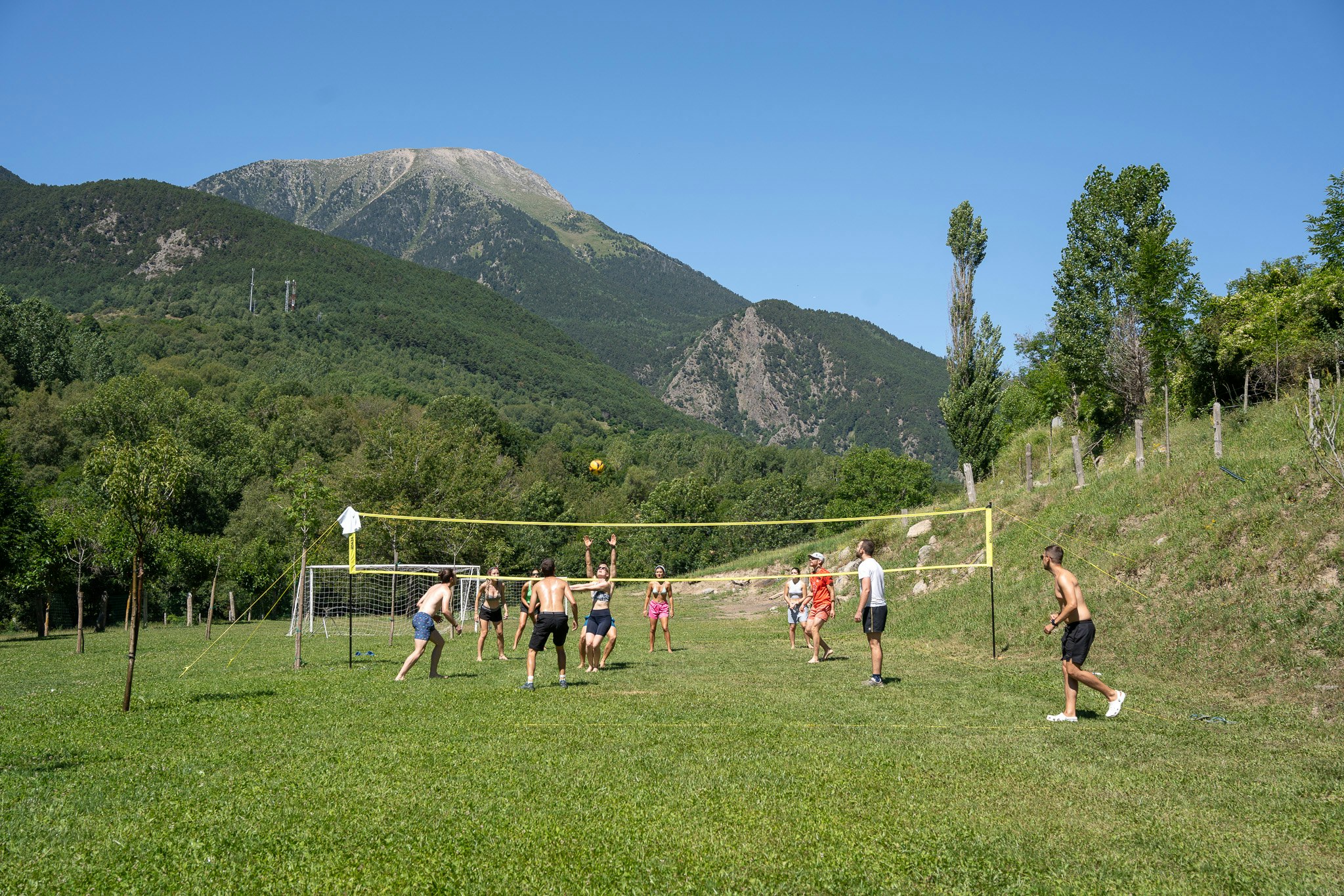 Camping La Mola - Volleyball auf dem Campingplatz mit Bergkulisse