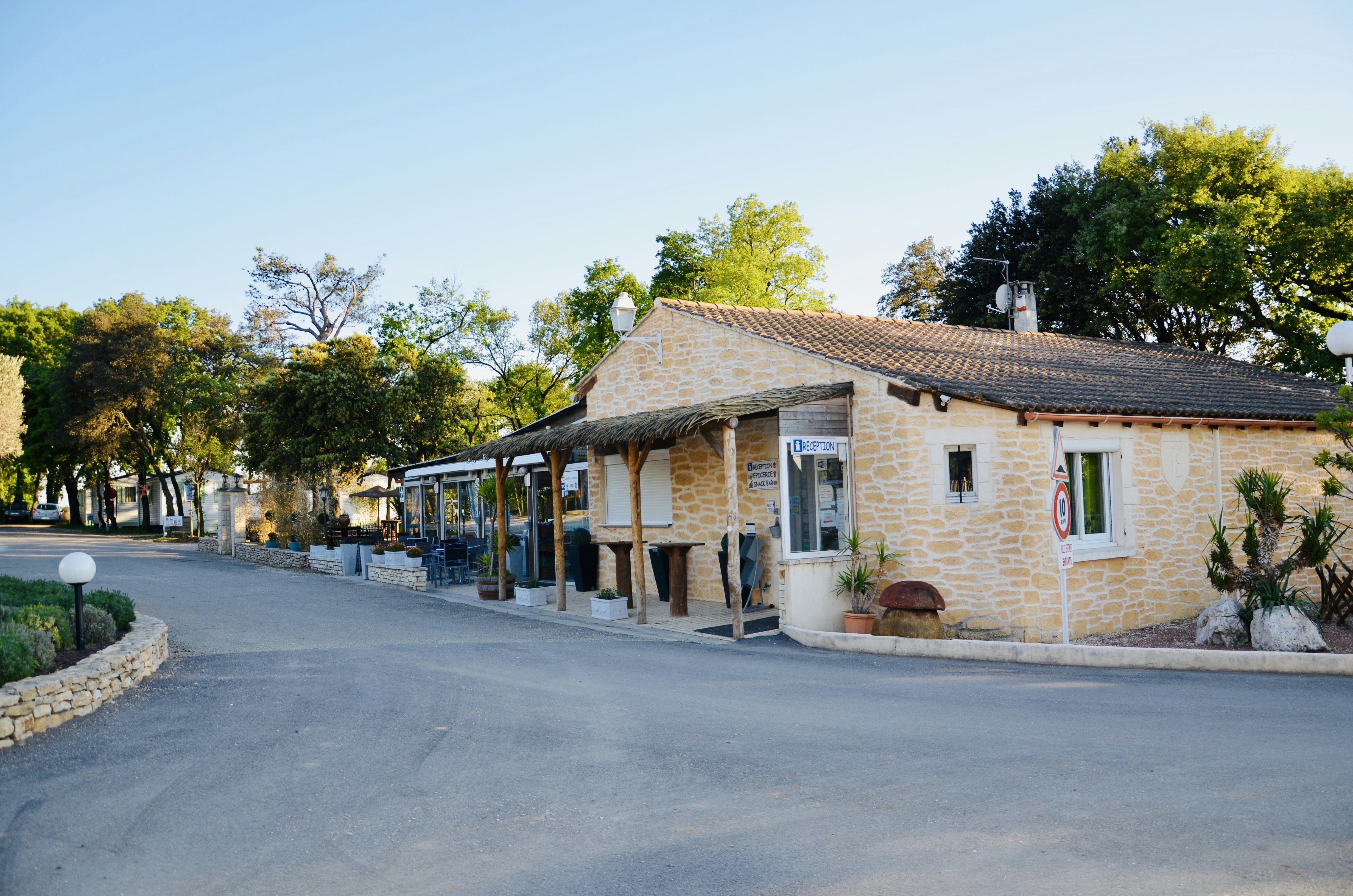 Camping la Montagne - Einfahrt und Rezeption des Campingplatzes