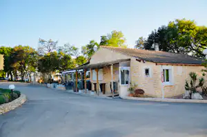Camping la Montagne - Einfahrt und Rezeption des Campingplatzes