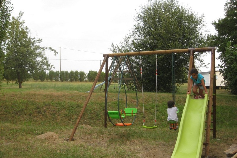 Camping La Motte - Kinderspielplatz mit Rutsche, Schaukel und Wippe
