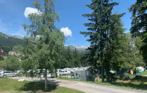 Camping La Moubra - Blick auf den Campingplatz mit Bergen im Hintergrund