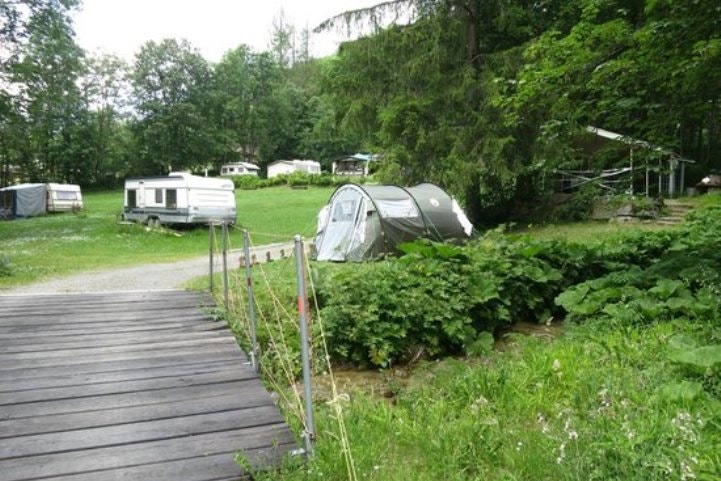 Camping La Murée  -  Wohnwagen- und Zeltstellplatz zwischen Bäumen auf dem Campingplatz
