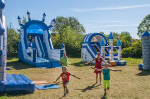 Camping Capfun La Nautique Camping La Nautique - Gäste auf der Hüpfburganlage des Campingplatzes